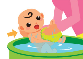 洗澡时要托著宝宝的头和颈部