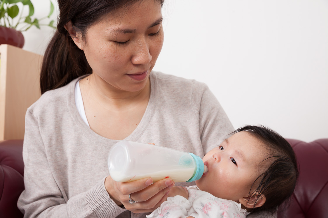 喂宝宝时保持奶瓶于水平位置或稍微倾斜