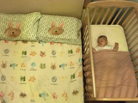 与宝宝共睡一室，但宝宝要有自己的床，不应与大人同床 