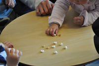 宝宝慢慢可以控制手指的活动，用拇指和食指做一些细微的动作，例如捡饭粒、面包碎或者葡萄乾等的小东西