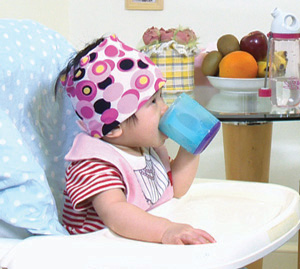 宝宝 用杯子喝水