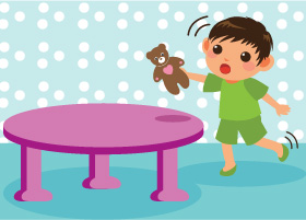 带点摇摇晃晃感觉的宝宝向前跨步, 面前有一张小桌, 宝宝手拿著玩具向前伸, 要将玩具放在桌上